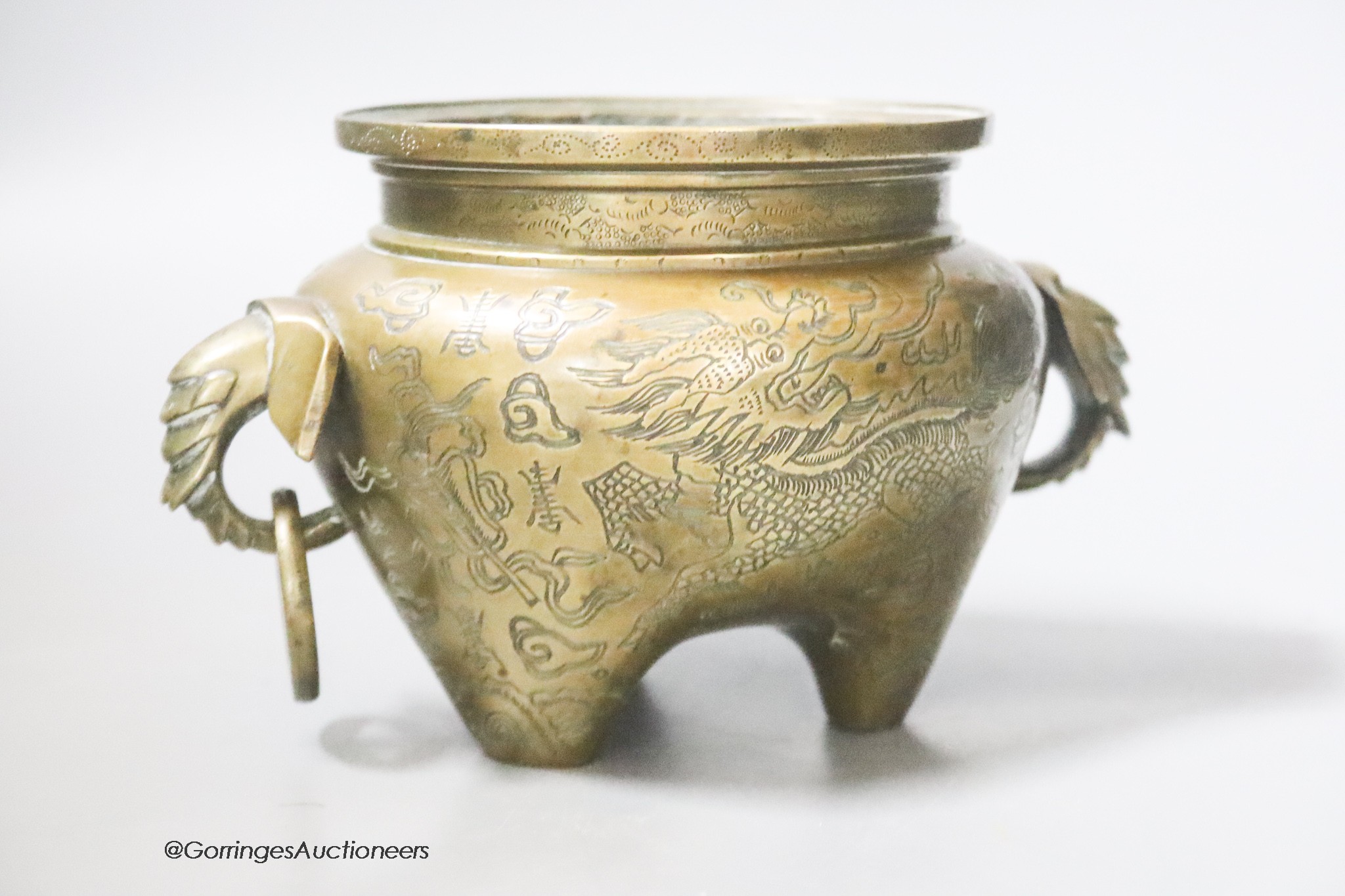 A Chinese bronze censer with dragon decoration, Qing period, height 9.5cm